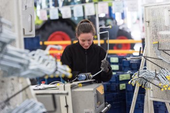 Díky nové logistické infrastruktuře mají zaměstnanci zřetelně více místa na ergonomicky navrženém montážním pracovišti. Zdroj foto - tisková zpráva Claas