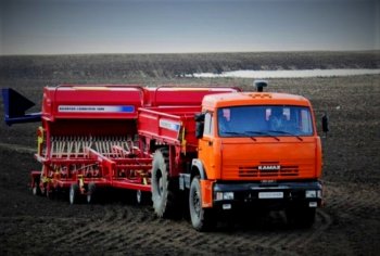 Oproti jiným a nám známým podobným vozidlům se hybridní zemědělské vozidlo z Tatarstánu vyznačuje zesílenou zadní nápravou. Zdroj foto - Jurij Leontjev