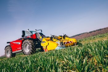 Pomocí nového ručního plynu může nyní obsluha nastavit požadované otáčky motoru a poté pomocí pedálu měnit rychlost pojezdu teleskopického nakladače. To je ideální pro práce, které vyžadují stálou a proměnlivou rychlost pojezdu – při krmení, podestýlání a zametání. Zdroj foto - tisková zpráva Massey Ferguson