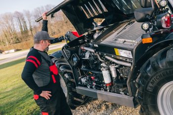 Všechny modely jsou poháněny moderními čtyřválcovými motory vyhovující emisní normě Stage V. Zdroj foto - tisková zpráva Massey Ferguson