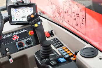 Nový ergonomický multifunkční joystick byl navržen speciálně pro řadu MF TH a umožňuje plynulé ovládání. Zdroj foto - tisková zpráva Massey Ferguson