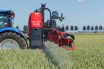 Nesené postřikovače Kverneland vynikají úzkým profilem nádrže a těžištěm posunutým co nejblíže k závěsu. Zdroj foto - tisková zpráva Kverneland