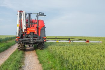 U našich zemědělců jsou velice oblíbená ramena HOSA díky tomu, že jsou skládaná vrchem a jednoduše se přizpůsobí potřebám obsluhy. Zdroj foto - tisková zpráva Kverneland