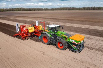 Souprava složená z traktoru Fendt 942 Vario, sázecího stroje Grimme GL 860 Compacta a čelního zásobníku Amazone FTender. Zdroj foto - tisková zpráva Grimme