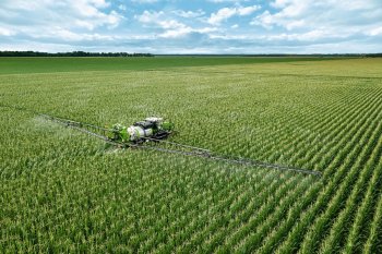 Prostorná kabina se známou koncepcí ovládání Fendt zajišťuje vysokou úroveň pracovního komfortu i během dlouhých pracovních dnů. Zdroj foto - tisková zpráva Fendt