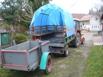 Doma vyrobený babosed tažený traktorem. Tento slouží pro přepravu myslivců, druhý vozík pro přepravu jejich úlovků. Zdroj foto - Daniel Krátký
