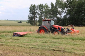 Travní porost nejprve posekala disková žací kombinace (bez kondicionérů) složená z čelního žacího stroje DM4032 a bočního žacího stroje DM2032. Zdroj foto - Milan Jedlička