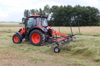 Posečenou píci obrátil obraceč TE4052 řady CompactLine s nízkoúdržbovými rotorovými převodovkami. Zdroj foto - Milan Jedlička