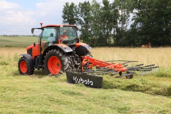 Pícninu shrnul do řádků shrnovač RA1043 1/12 taktéž řady CompactLine určený pro použití s lehčími traktory s nižším výkonem, nebo pro shrnování píce na těžko přístupných svažitých loukách. Zdroj foto - Milan Jedlička