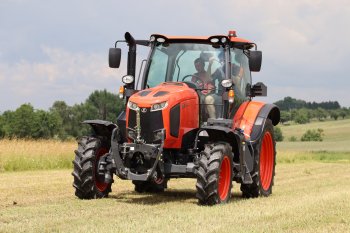 Projet se po poli bylo možné s novým traktorem M6142 se čtyřválcovým motorem o výkonu 142 koní. Zdroj foto - Milan Jedlička