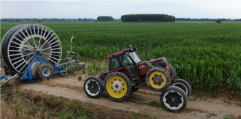 Pokud chce řidič světlou výšku traktoru zvýšit, z kabiny aktivuje mechanismus, díky kterému se nejprve směrem dolů spustí přídavná přední kola. Zdroj foto - Marco Ricci