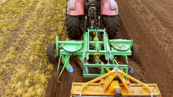 Hmotnost pluhu je blízko k zadní nápravě traktoru. Zdroj foto - tisková zpráva Hans von der Heide
