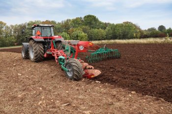 Kverneland Ecomat® je lehký pluh, který perfektně obdělává půdu tzv. mělkou orbou (10 – 18 cm). Zdroj foto - tisková zpráva Kverneland