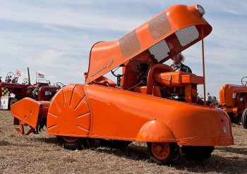 Traktor poháněl dvouválcový čtyřtaktní benzínový motor o výkonu 24 koní. Zdroj foto - Karl Ackerman