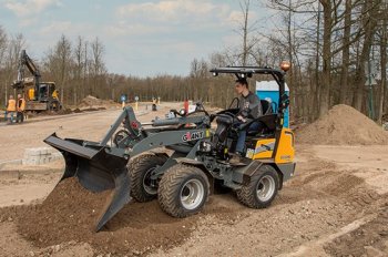 Oba modely jsou standardně vybaveny bezpečnostní stříškou. Na přání je možné je opatřit i sklápěcí stříškou nebo plnohodnotnou kabinou.  Zdroj foto - tisková zpráva TOBROCO-GIANT