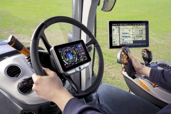 Displej CentreView umístěný uprostřed volantu – první svého druhu v traktoru - poskytuje jasný přehled o provozních údajích. Zdroj foto - tisková zpráva New Holland