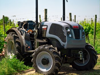 Compact VLB75. Zdroj foto - tisková zpráva Tractor of the Year 