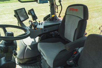 Ovládání traktoru se provádí prostřednictvím loketní opěrky s Multicontrollerem a dotykového monitoru S-tech 700. Zdroj foto - Jan Urban