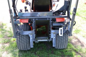 Tunel je velký a díky patentované převodovce traktoru neobsahuje překážky – tráva může proudit plynule bez ucpávání. Tvar skeletu v oblasti sečení byl optimalizován, takže stroj trávu lépe seče i sbírá.   Zdroj foto - Milan Jedlička
