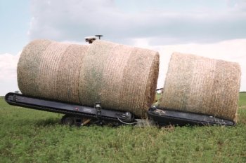  V současné době umí naložit tři kulaté balíky. Zdroj foto - tisková zpráva Vermeer