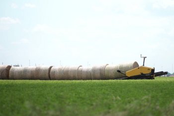  Díky senzorům lokalizuje balíky na poli, naloží je a odveze na předem určené místo. Zdroj foto - tisková zpráva Vermeer