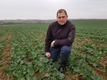 Agronom ZD Čechtice Michal Zídek. Na fotografii můžeme vidět porost řepky. Na pozemek byl aplikován hnůj (30 t/ha), půda byla následně zpracována Triem – stroj zvládl 6 operací při jednom přejezdu: zpracování hnoje a strniště, podrytí, konsolidaci, setí a zaválení. To ve srovnání s konvenčními technologiemi přináší úspory ve výši cca 1500 CZK/ha, v případě ZD Čechtice by to mělo být až 2 000,- CZK/ha. Zdroj foto - tisková zpráva AgriCS