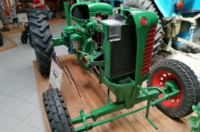 První traktor typu Zetor někdo rozřízl vejpůl, aby se všichni podívali, co je skutečně uvnitř