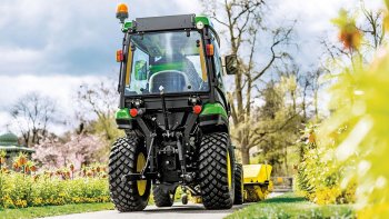 Tříbodový závěs používají traktory všech velikostí, uplatnění nalézá i v komunální sféře. Zdroj foto - tisková zpráva John Deere