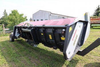 Adaptér je kompatibilní s řezačkami Claas, John Deere, New Holland, Fendt a Krone.  Spadá do technologie zaručující kvalitní a bezztrátový průběh sklizně krmných plodin.  Zdroj foto - Milan Jedlička