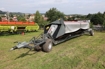 Při jízdě na pozemních komunikacích je adaptér tažen na vlastním podvozku. Podvozky vyrábí přímo Agroservis Sedláček ve vlastní kovovýrobě.  Zdroj foto - Milan Jedlička