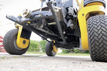 Při vývoji robota byla použita platforma robotické travní sekačky značky Spider, kterou můžeme běžně vidět při sečení dálničních náspů. Výhodou této sekačky je její univerzálnost. Zdroj foto - Milan Jedlička