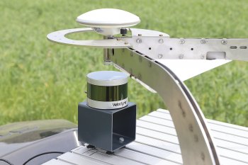 Robot je osazen GPS navigací a lidar senzorem snímajícím celou scénu okolo stroje, a to navíc v šestnácti paprscích – tvoří 3D síť, kde plasticky vystupují předměty, překážky jako jsou stromy, traktor, člověk apod. Zdroj foto - Milan Jedlička