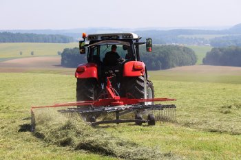 Steyr Profi s jednorotorovým shrnovačem SIP STAR 470|13 . Zdroj foto - Milan Jedlička