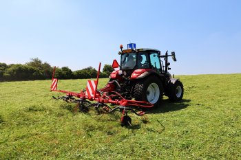 Steyr 4055 Kompakt S a čtyřrotorový obraceč píce značky SIP SPIDER 455|4. Zdroj foto - Milan Jedlička