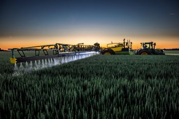 Poprvé u postřikovačů John Deere nabízejí modely řady M900 (i) a R900i jako volitelné provedení vzdálenost trysek 25 cm. Zdroj foto - tisková zpráva John Deere