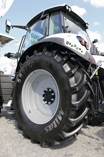 Zadní plášť představuje největší rozměr řady HC 70 a jeho nejvyšší nosnost je 3875 kg při rychlosti 65 km/h a huštění 1,6 bar, ale může se zvýšit až na 5815 kg při 10 km/h (2 bar). Zdroj foto - tisková zpráva Trelleborg