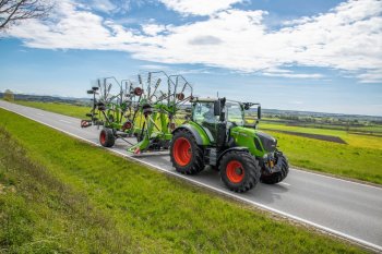 Nejnovější generace shrnovačů Fendt Former 12545 a Fendt Former 12545 PRO s podporou ISOBUS jsou nyní vybaveny hydraulicky nastavitelným podvozkem.  Zdroj foto - tisková zpráva Fendt