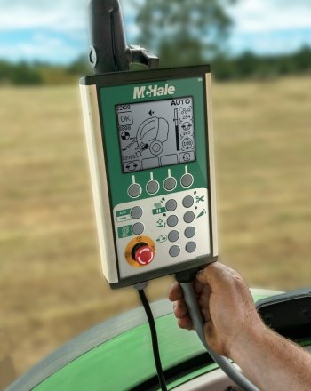 Pomocí panelu může obsluha upravit širokou škálu nastavení lisu z kabiny traktoru včetně velikosti, hustoty, profilu balíku a počtu ovinutí.  Zdroj foto - tisková zpráva McHale