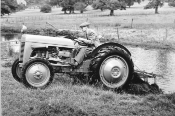 S výkonem pouhých 20 koní byl TE20 (Tractor England) neuvěřitelně lehký a malý, přesto snadno překonal mnohem větší traktory a při mnohem nižších provozních nákladech. Zdroj foto - Marco Ricci