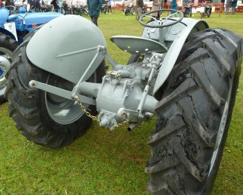 Až Harry Ferguson přišel s revolučním řešením - zde jeho podoba u traktoru TE20. Zdroj foto - Marco Ricci