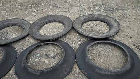 Boční části pneumatik, které jsou odpadním materiálem při procesu řezání, našly další uplatnění jako zcela nový výrobek – silážní kroužky.