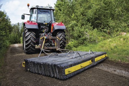 Přední hardoxová zubová deska nejprve povrch vozovky rozhrne. Následně je materiál zarovnán a zhutněn.