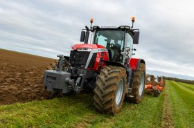 Špičkový Massey Ferguson 8S nově poskytne až 305 koní. Celá řada dostane plynulou převodovku