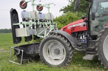 Celý stroj lze hydraulicky sklopit dozadu a vyprázdnit sběrné nádoby do velkého kontejneru nebo vaku.