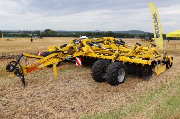 Diskový podmítač Bednar Atlas se vyrábí s pracovním záběrem pět, šest a sedm metrů. V každém případě však tento oblíbený diskový podmítač prošel modernizací.