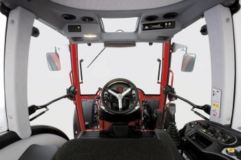 Interiér kabiny traktoru Geotrac.