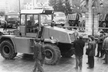Traktor bylo možné používat nejen k orbě a kultivaci, ale také k hnojení polí a sklizni plodin.