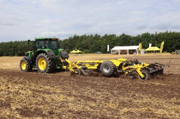 Bednar Actros RO se vyrábí v provedení s třímetrovým pracovním záběrem a ve sklopné verzi se čtyřmetrovým pracovním záběrem.