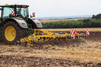 Hydraulicky skládaný kypřič byl ve Svatém Mikuláši představen i v nesené verzi Bednar Versatill VN 5000 L s pracovním záběrem pět metrů.