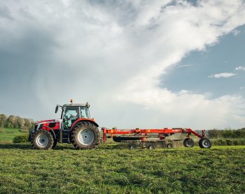 Massey Ferguson vyrábí i dvourotorové shrnovače. 